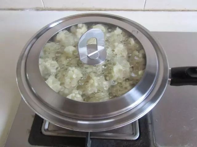 水煎包,盖上锅盖,先大火煎,看着没水了,浇上带生粉的水,转小火煎