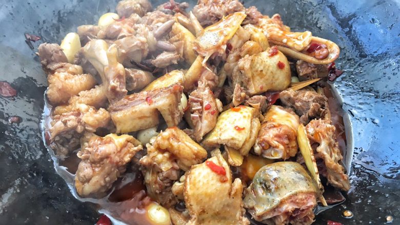 板栗烧鸭,继续翻炒均匀,让鸭肉与调料味道融合!