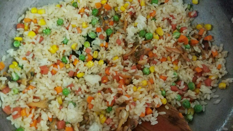 炒饭秀+菠萝炒饭,加入米饭,加点生抽翻炒