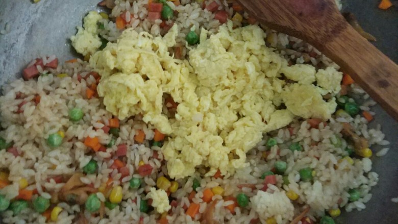 炒饭秀+菠萝炒饭,加入煎好的鸡蛋翻炒