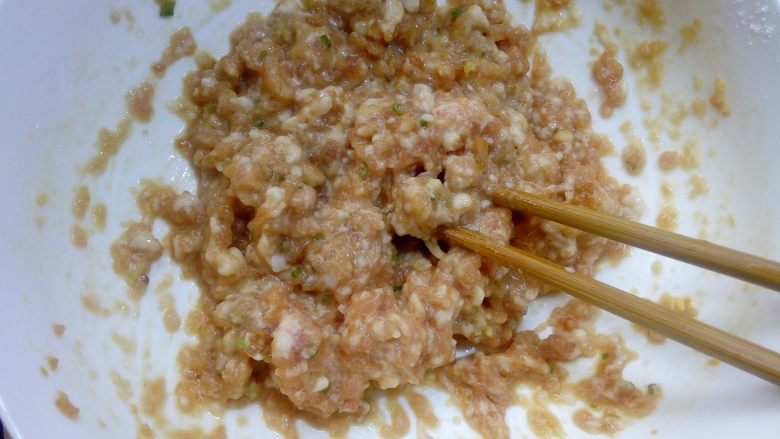 鲜味西红柿肉丸汤, 用筷子顺着一个方向搅打上劲。中间少量多次加入<a style='color:red;display:inline-block;' href='/shicai/ 156925'>水</a>,慢慢搅打,一定要顺着同一个方向。