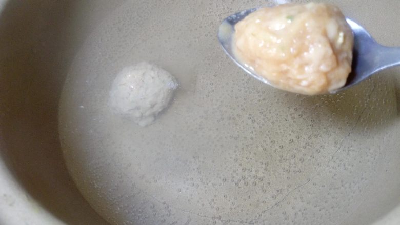 鲜味西红柿肉丸汤,轻轻放入水中,水保持微微的冒小气泡的状态,不要烧大开,以免肉丸还没成型被冲散开。