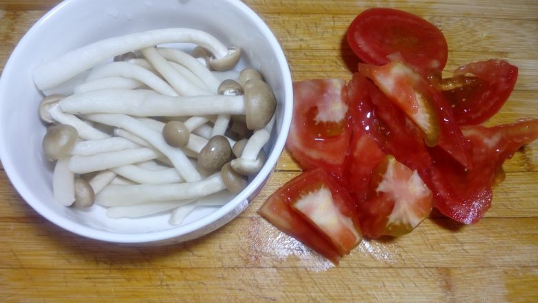 鲜味西红柿肉丸汤,在等待肉丸熟的过程中,来准备配菜,把海鲜菇去根,<a style='color:red;display:inline-block;' href='/shicai/ 3551'>西红柿</a>切滚刀块。