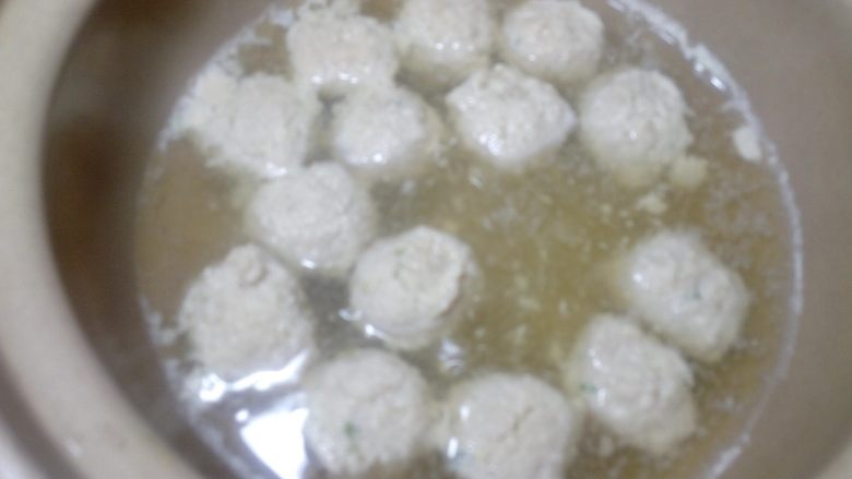 鲜味西红柿肉丸汤,小的肉丸差不多十分钟就可以熟了, 看肉丸颜色变白,都漂到水上面,就可以了。
12, 开中火, 加入海鲜菇。