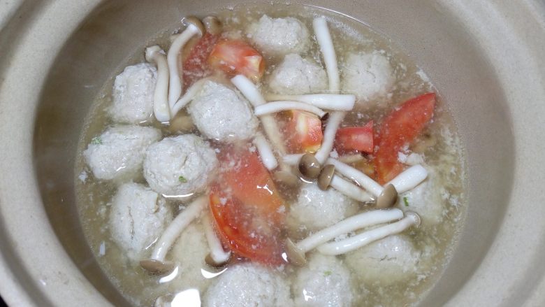 鲜味西红柿肉丸汤,烧开后,煮约一分钟就可以了。