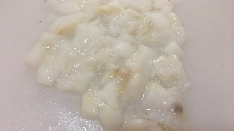 鳕鱼蔬菜手挤面 宝宝辅食11M+,鳕鱼挑出小刺,然后把鱼肉弄碎