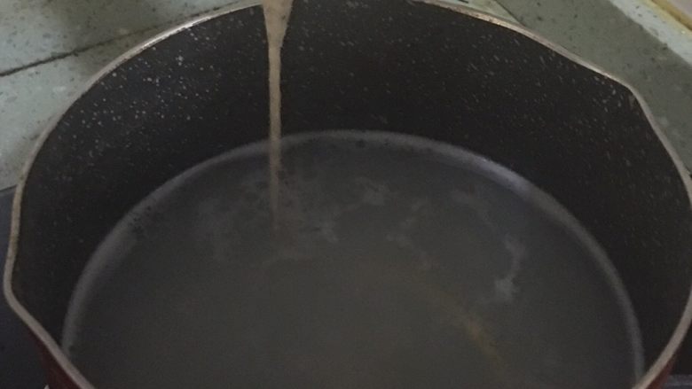 鳕鱼蔬菜手挤面 宝宝辅食11M+,袋子底部剪一个小口,锅中加入骨头烫,煮开后将面糊以画圈圈的方式下入锅中