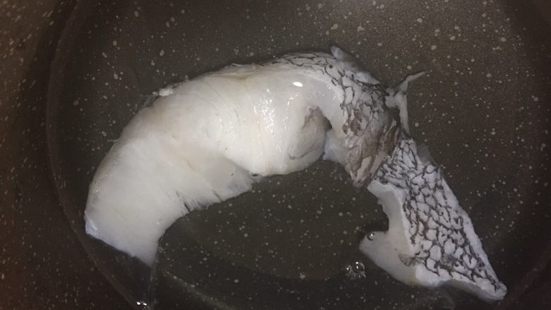鳕鱼蔬菜手挤面 宝宝辅食11M+,腌好的鳕鱼放入锅中煮3分钟