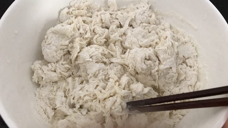 #咸味#~火腿葱花卷,慢慢分多次加入清水,搅拌成絮状,这里气温还在30度以上,所以用凉水可以,气温清凉地方就建议用温水和面哟
(不要一定性全部倒入清水,因为天气,面粉质量,品牌等都会影响面粉吸水量的)
