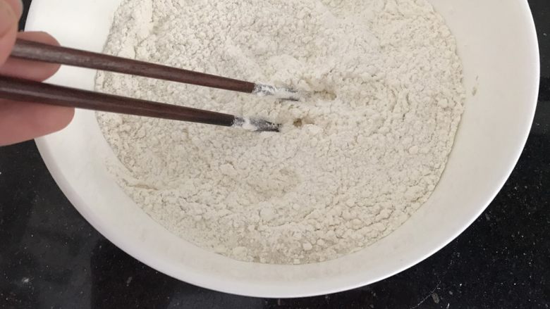 #咸味#~火腿葱花卷,筷子搅成几下,让酵母粉和白糖,面粉混合均匀