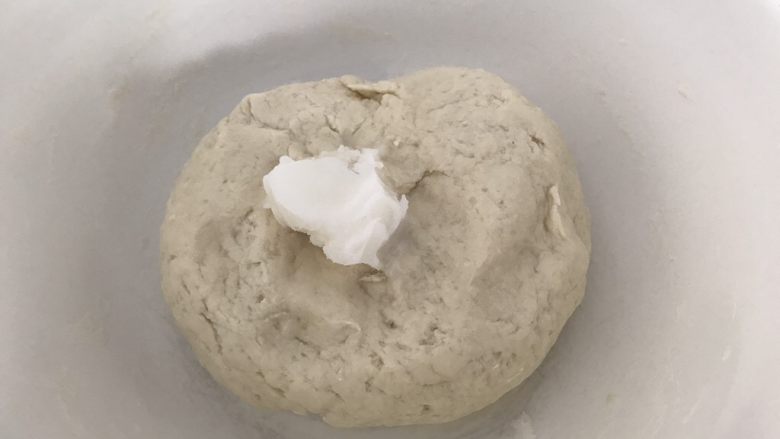 #咸味#~火腿葱花卷,揉成均匀适中的面团后,加入半勺猪油
,可以增加馒头包子蓬松感
(没有猪肉可以忽略)