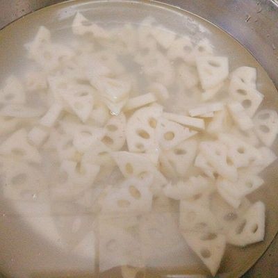 #咸味#藕丁炒肉丝,切小,放入醋水里,防止氧化