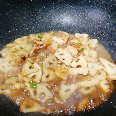 #咸味#藕丁炒肉丝,加生抽,适量清水,改小火焖煮至入味。