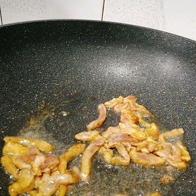#咸味#藕丁炒肉丝,油烧热,放入肉丝翻炒至半熟,盛起;
