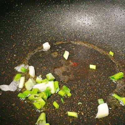 #咸味#藕丁炒肉丝,锅中余油加热,爆香葱段,