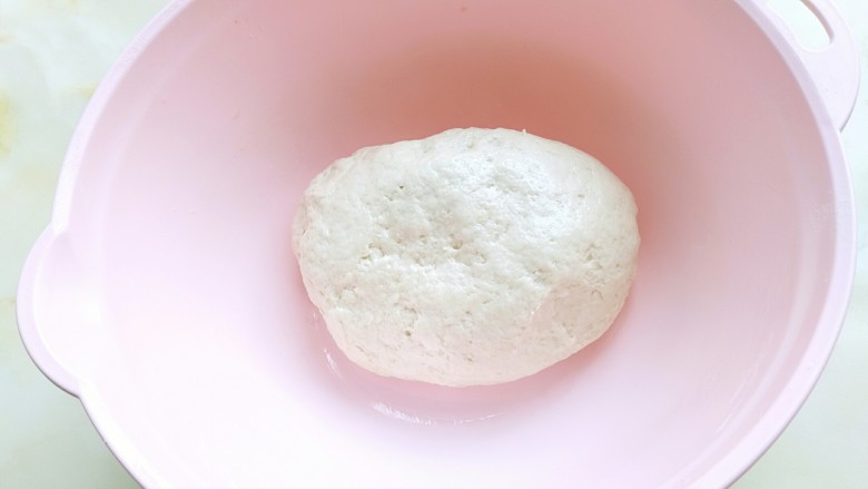 #咸味#韭菜鸡蛋油盒子,揉至均匀的吸收,盖上保鲜膜进行发酵。