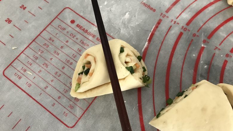 #咸味#~火腿葱花卷,在三角形顶部用筷子压在中间位置