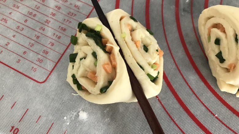 #咸味#~火腿葱花卷,均匀用力压下去,整成形似蝴碟形状