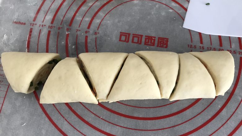 #咸味#~火腿葱花卷,切成三角形的段状