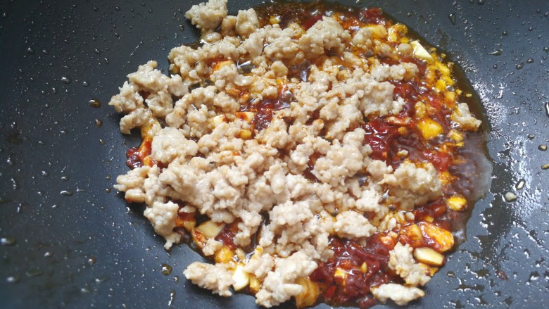吃豆腐~肉沫豆腐,加入<a style='color:red;display:inline-block;' href='/shicai/ 46964'>郫县豆瓣酱</a>炒出红油,火不要太大,容易糊锅。