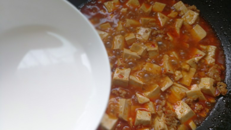 吃豆腐~肉沫豆腐,水淀粉沿着锅边倒一圈,大火嘟开。