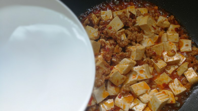 吃豆腐~肉沫豆腐,倒入2碗清水大火烧开。