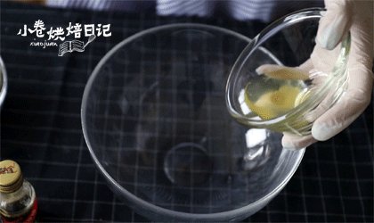 秋季润肺才是王道,我们也要奢侈一把,细砂糖加入<a style='color:red;display:inline-block;' href='/shicai/ 1117'>蛋白</a>用打蛋器混合均匀。