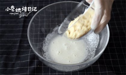 秋季润肺才是王道,我们也要奢侈一把,加入<a style='color:red;display:inline-block;' href='/shicai/ 2451'>杏仁片</a>混合均匀。