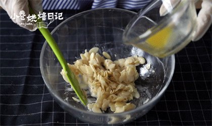 秋季润肺才是王道,我们也要奢侈一把,加入融化的<a style='color:red;display:inline-block;' href='/shicai/ 887'>黄油</a>混合均匀后,常温下静止1个小时。