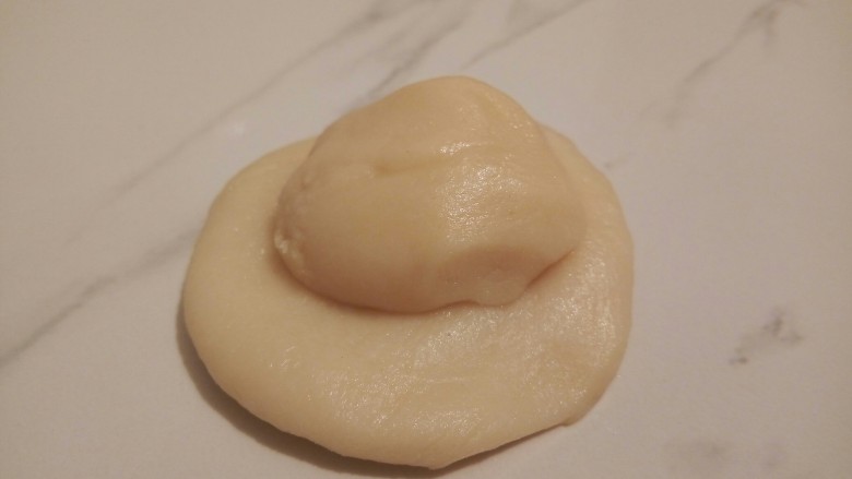 #甜味#凤梨蛋黄酥, 取一个油皮按扁, 放上一个油酥
