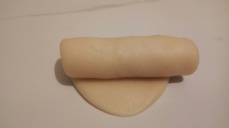#甜味#凤梨蛋黄酥, 从上至下卷起,每卷好一个都要用保鲜膜盖好,继续醒10分钟,然后再从之前第一个擀好的进行