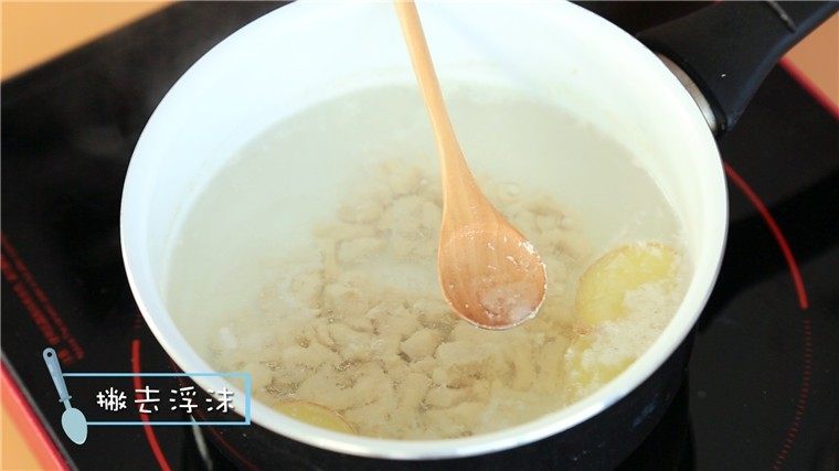 肉糜黄瓜粥,猪里脊冷水入锅,放入姜片去腥,煮熟后撇去浮沫捞出。