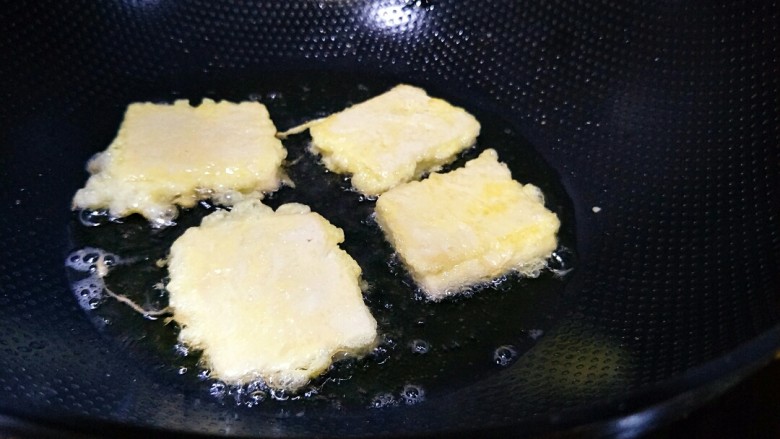 锅塌豆腐,一面定型后翻面,两面煎透即可。