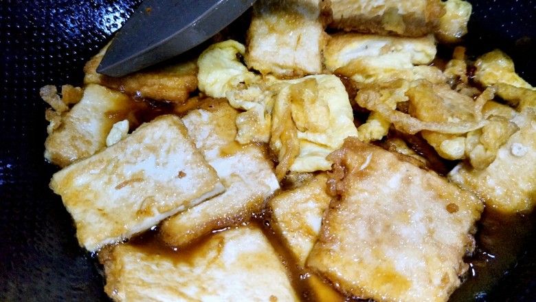 锅塌豆腐,倒入煎好的豆腐,小火入味。
