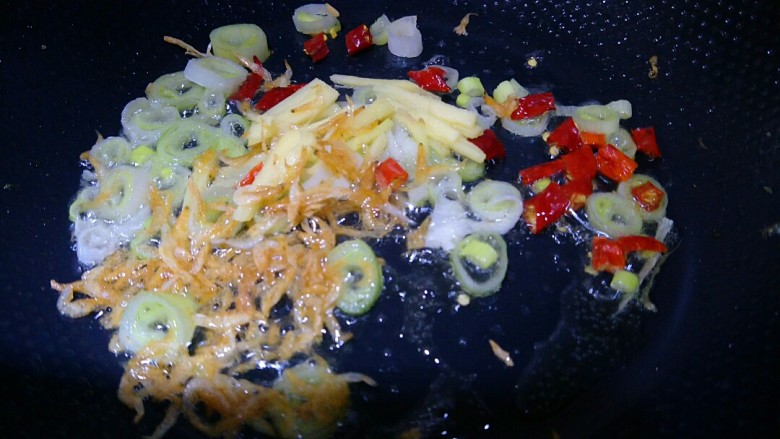 锅塌豆腐,锅内留少许底油,放入葱姜辣椒虾皮爆香。