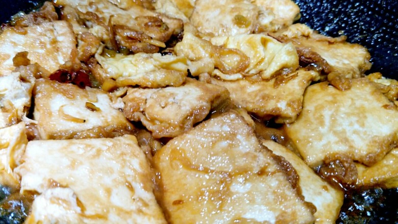 锅塌豆腐,两面都入味好后,淋上<a style='color:red;display:inline-block;' href='/shicai/ 847'>香油</a>。