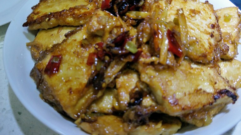 锅塌豆腐,小心点出锅,避免豆腐碎掉。