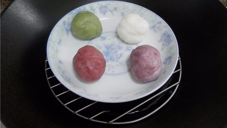 天然彩色冰皮月饼,1份纯色面团不动,另2份面团各加红曲粉和紫薯粉揉匀(我想吃得放心点,将面团隔水蒸2分钟)。