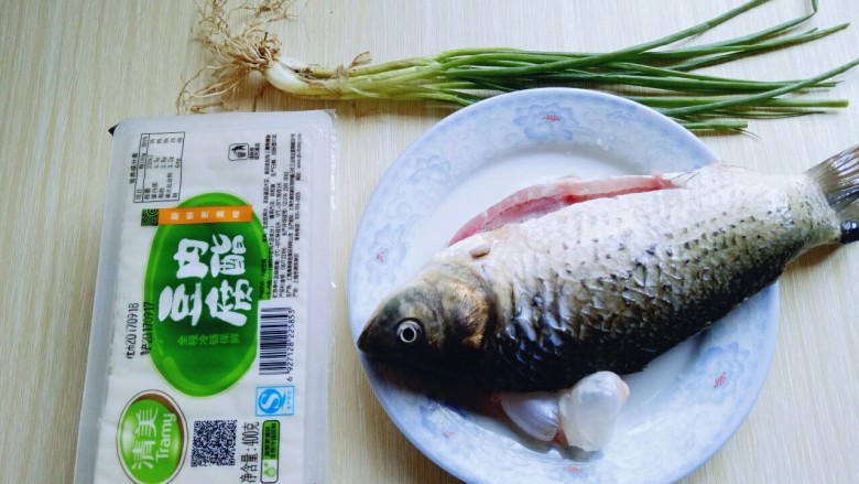 #咸味#秋季补钙佳品#鲫鱼豆腐汤,准备好食材。(无需过多调味料)