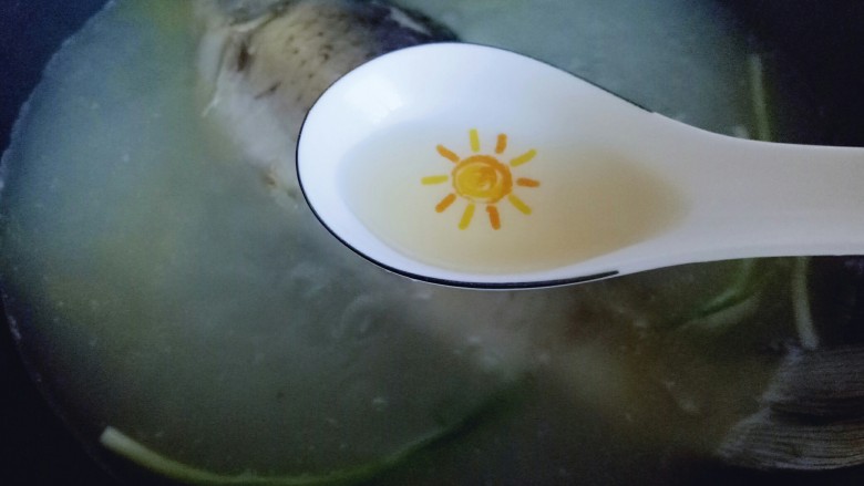 #咸味#秋季补钙佳品#鲫鱼豆腐汤,加入料酒,熬至汤色变白。