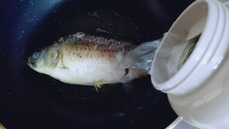 #咸味#秋季补钙佳品#鲫鱼豆腐汤,加入开水,一定要加入开水。