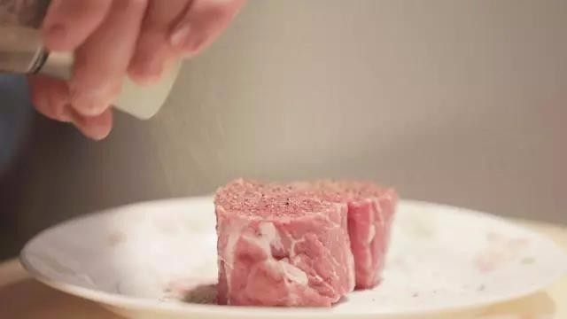 健康低温慢烤小牛肉,将牛肉用黑胡椒盐腌制后放入锅中煎至上色,放入烤箱120°C烤20分钟。