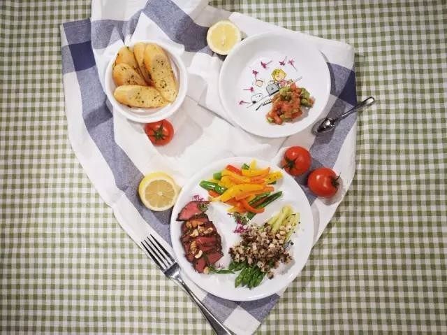 健康低温慢烤小牛肉, 待牛肉烤至五成熟从烤箱中取出,将制作好的各种食材摆盘。