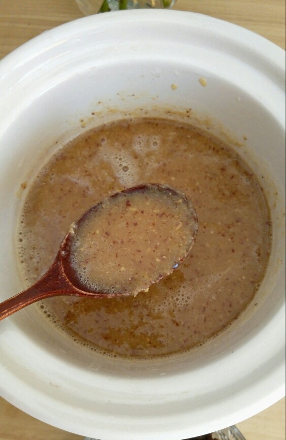 温中补血散寒膏,搅碎的大枣和生姜倒入砂锅里,小火慢熬1个小时。