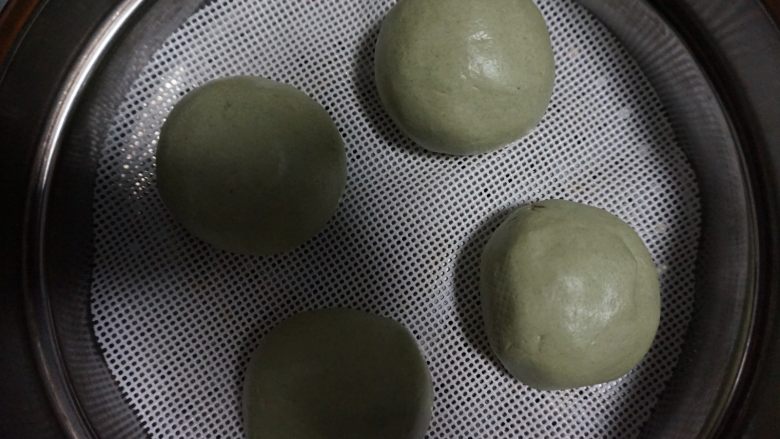 奇亚籽藜麦核桃巧克力青团,然后取20g的面团,搓成漏斗状后,放入20g的馅料,然后包成汤团状即可