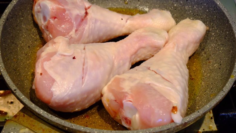意大利黑醋辣鸡腿,放进大鸡腿 煎一煎