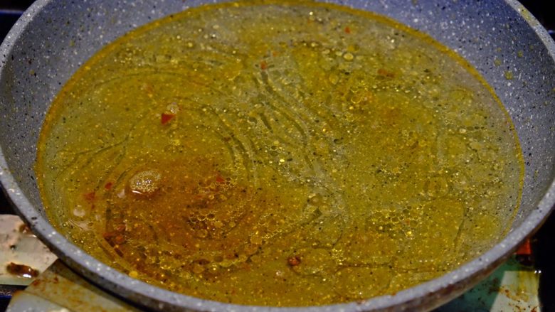 意大利黑醋辣鸡腿,先在刚才的锅内加入水