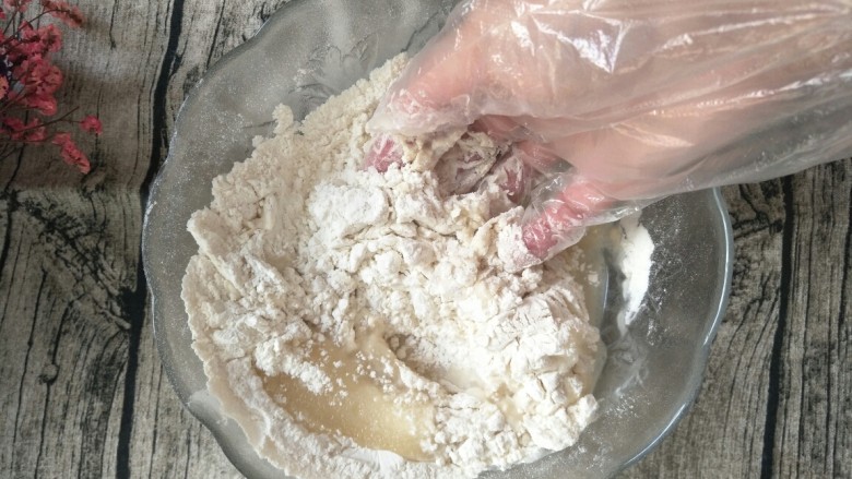 绿豆玫瑰花酥饼,将油皮材料全部倒进碗里,捏成团。