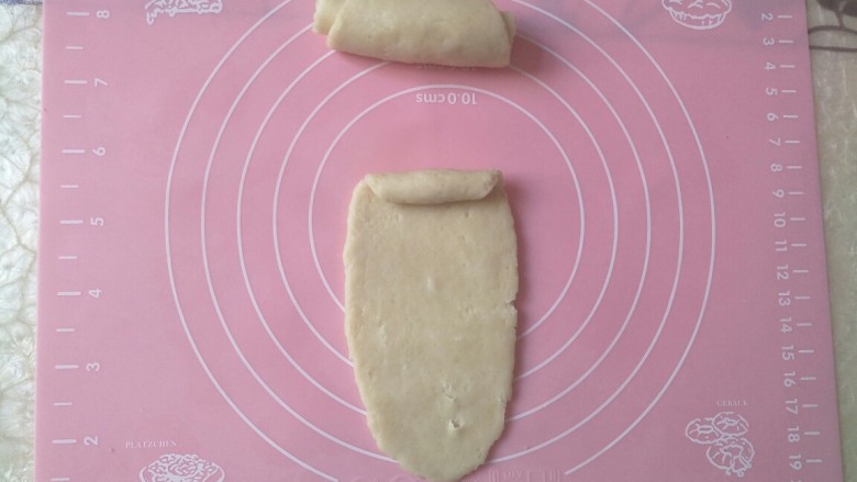 绿豆玫瑰花酥饼,五分钟后取出一份擀成牛舌状,自上而下卷起来