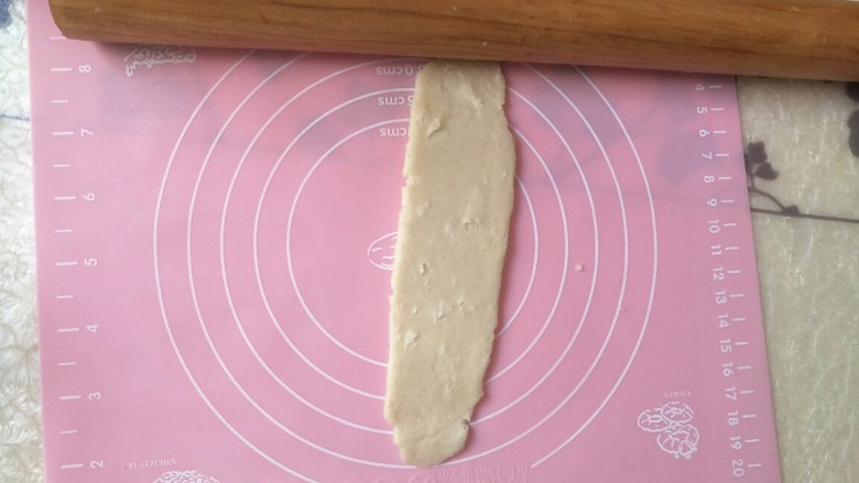 绿豆玫瑰花酥饼,15分钟后再把它擀成牛舌状,自上而下卷起来